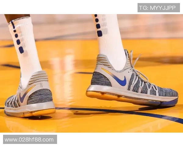 足球明星为球迷赠送限量版球鞋传递温暖与激情 足球明星为球迷赠送限量版球鞋传递温暖与激情